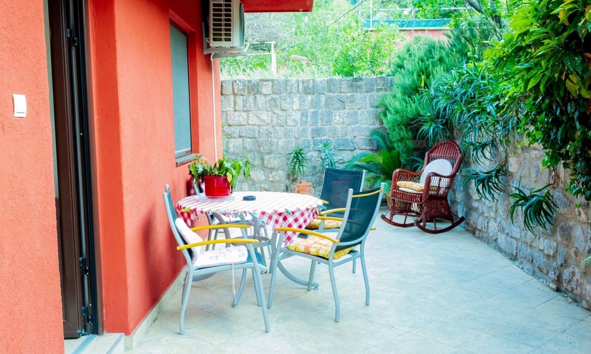 Kotor Apartment | Chic Flat with Garden 1 min to Beach in Kotor