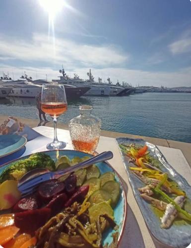 Palaio Faliro Apartment | City Center 2-Bedroom Sun home