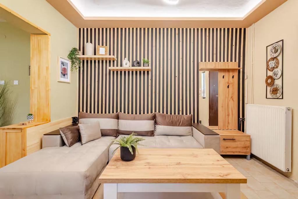 Sykies Apartment | Cozy 1894 Old Heritage Maisonette - Private courtyard- by JK