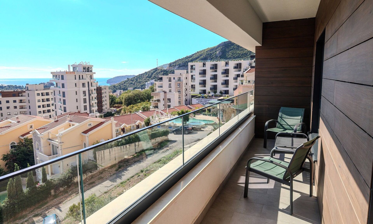 Becici Apartment | Cozy 2-bedroom apartment in quaint Bečići with AC, Giraffe Suites 18