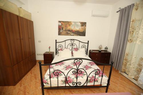 Mbrostar-Urë Apartment | Cozy Central Fier Apartment - Free Parking, Apollonia, Seman beach & Berat