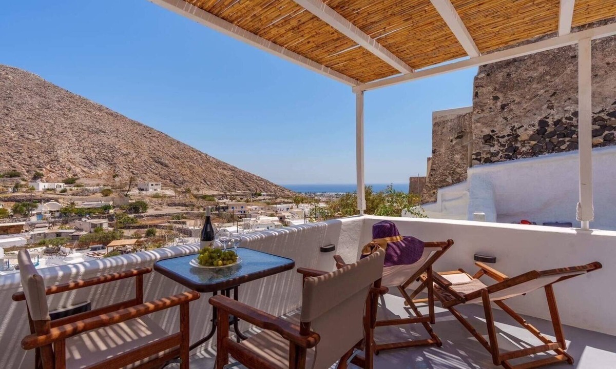 Emporio Apartment | Cycladic Traditional House with view by MPS
