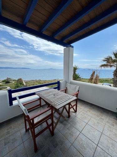Logaras Apartment | Dawn Paros