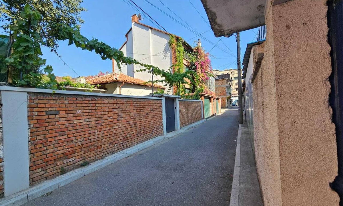 Tirana House | Delightful 4-bedroom house with AC in vibrant Tiranë