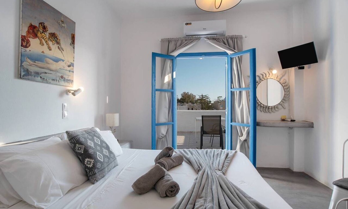 Perissa Apartment | Deluxe Double Room with Mountain View, Wi-Fi and Air Conditioning