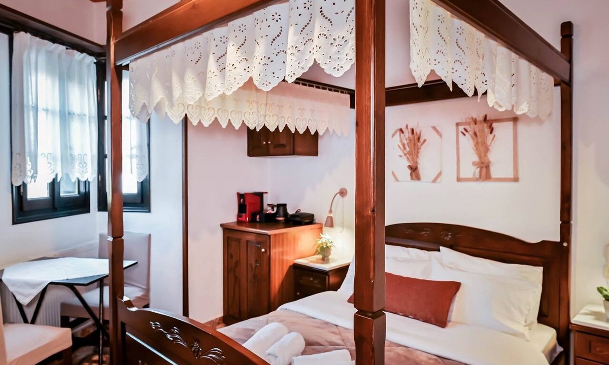 Makrynitsa Apartment | "Elati Deluxe Double" Room with Mountain View and Fireplace