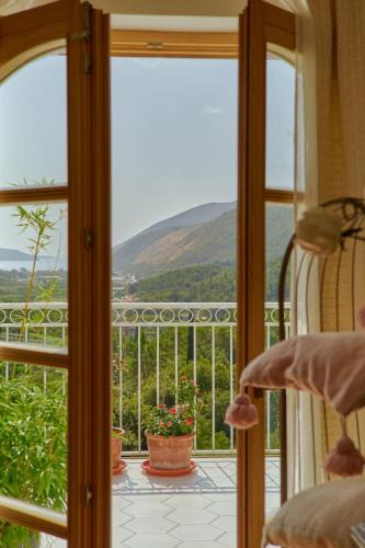 Grahovo House | Elegant Lucici House with valley and sea view