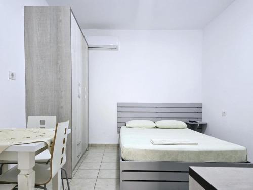 Himare Apartment | Eric Room