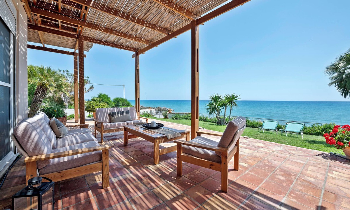 Viannos House | Fabulous house right on the beach