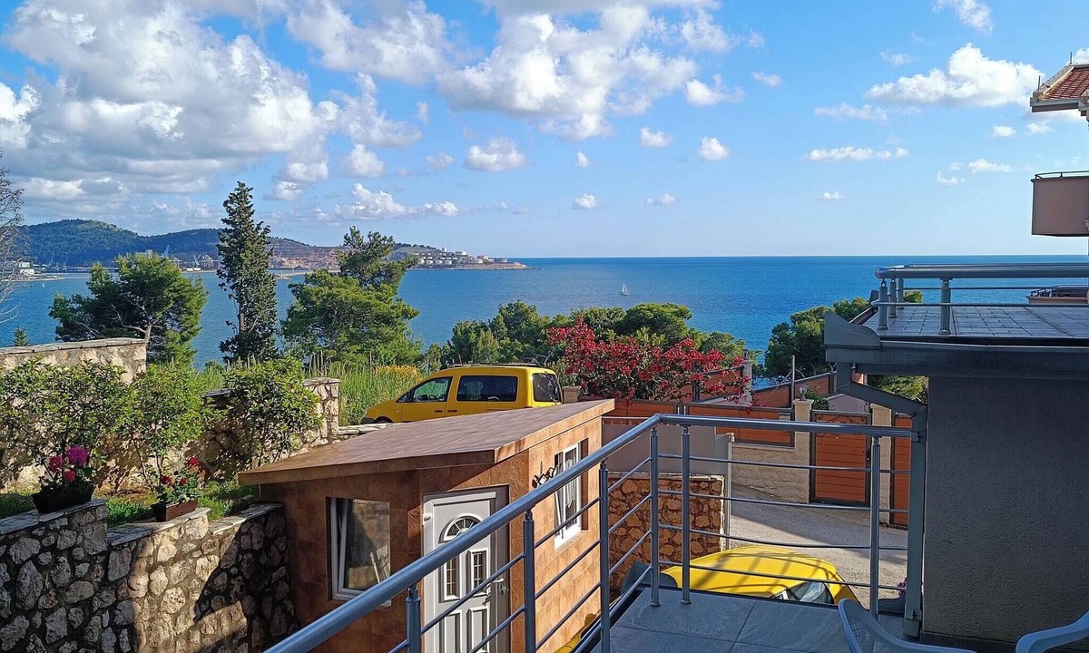 Susanj Apartment | Family apartment with a sea view