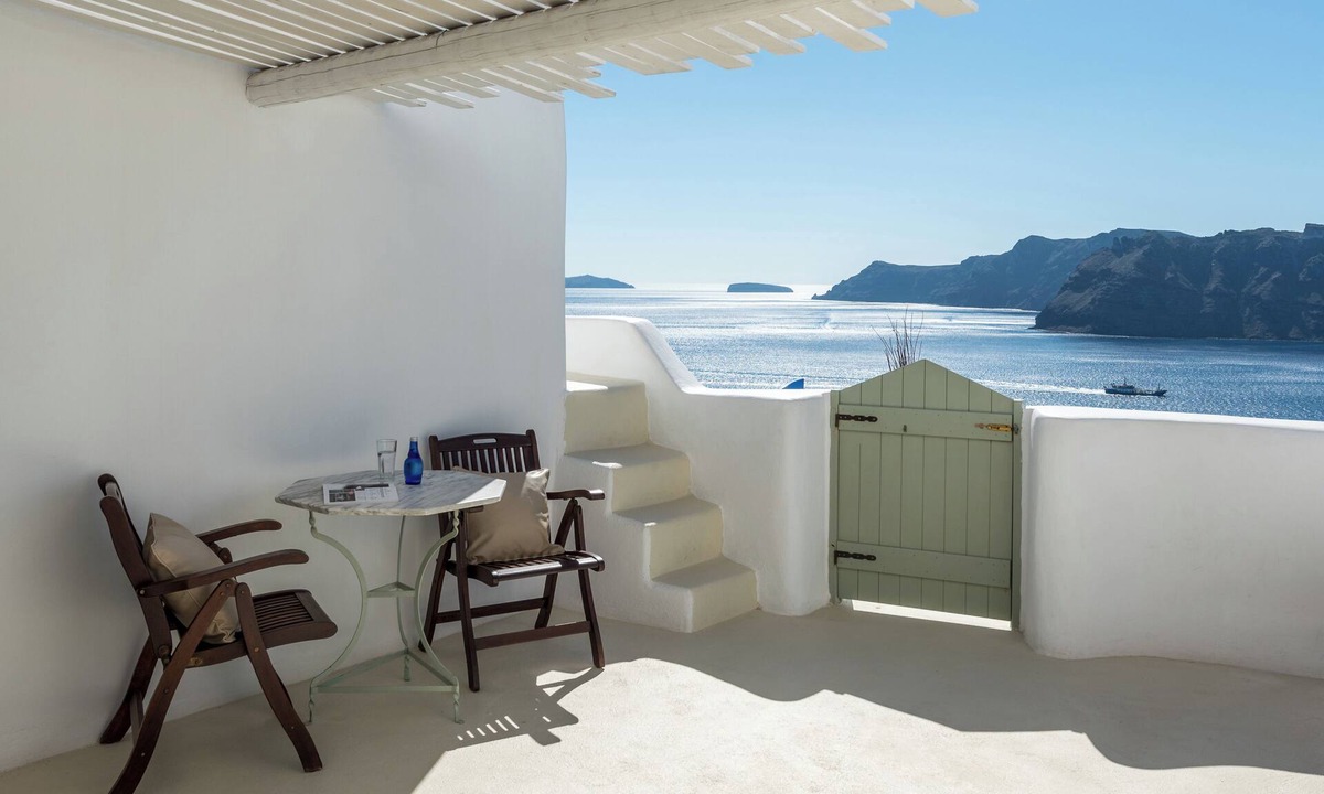 Oia Hotel | Family Suite with Private Whirlpool & Caldera View