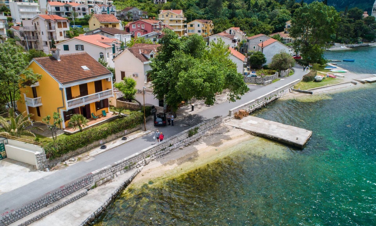 Kotor Apartment | Ferienappartement am Meer mit Terrasse by Interhome
