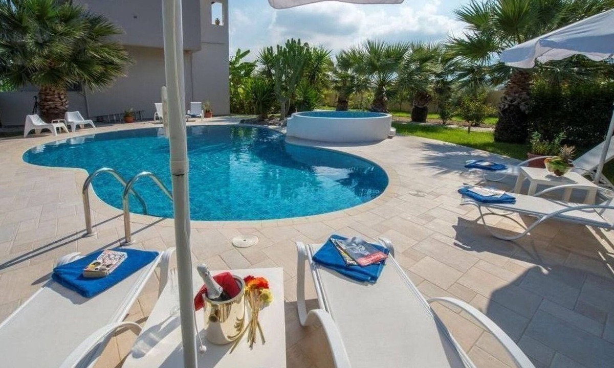 Tingaki House | Ferienvilla "Xenos 2" mit Blick auf das Wasser by Interhome