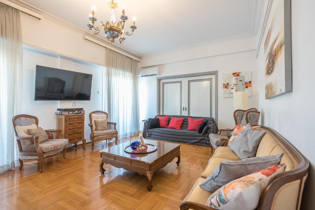 Kypseli Apartment | FilOikos Reunion Central Mansion 5BR 3BA