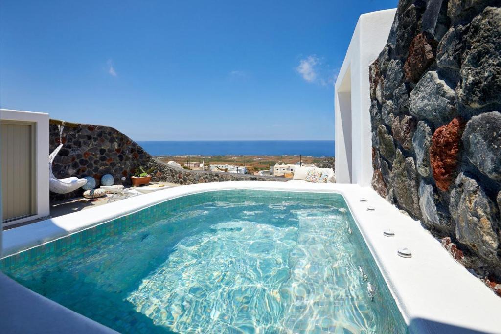 Finikia Villa | Finikia -Foinikia - Luxury Cave - A Wonderful 2 Bedroom Villa - Hot Tub
