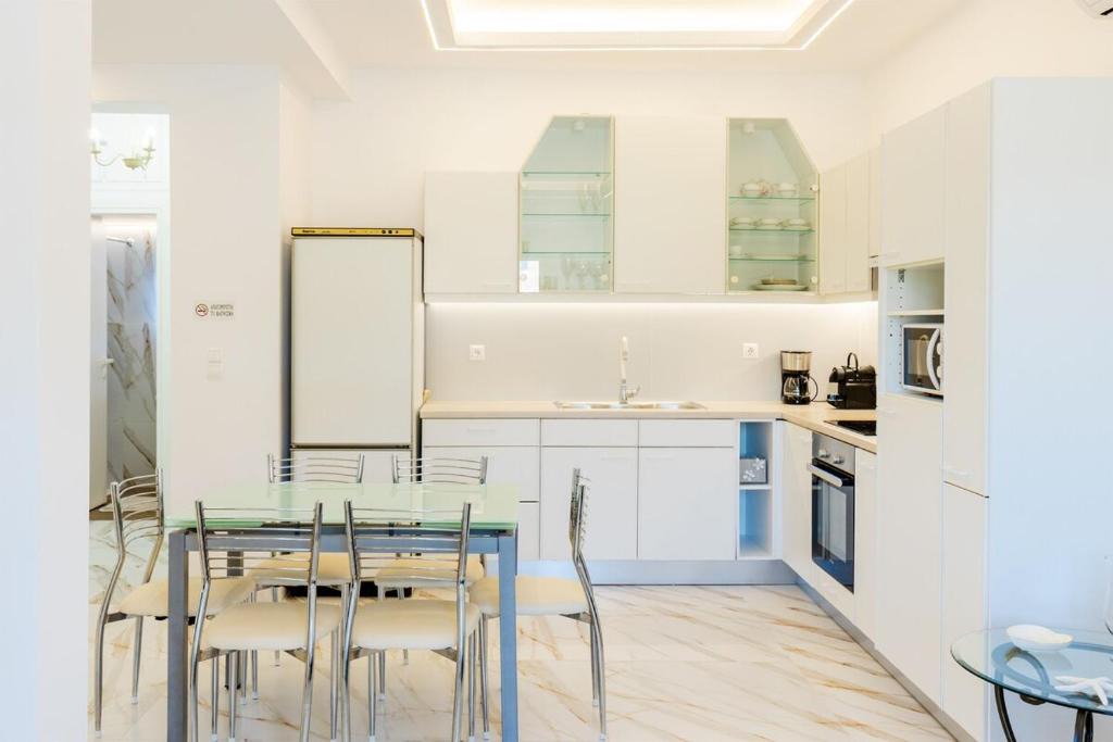 Molaoi Apartment | Forty-Two Bright 2-Bedroom Retreat in Molaoi