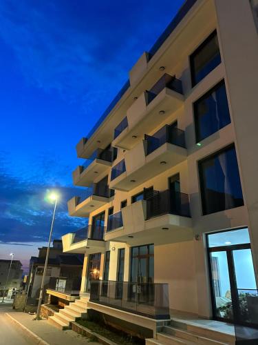 Dobra Voda Apartment | French Mood