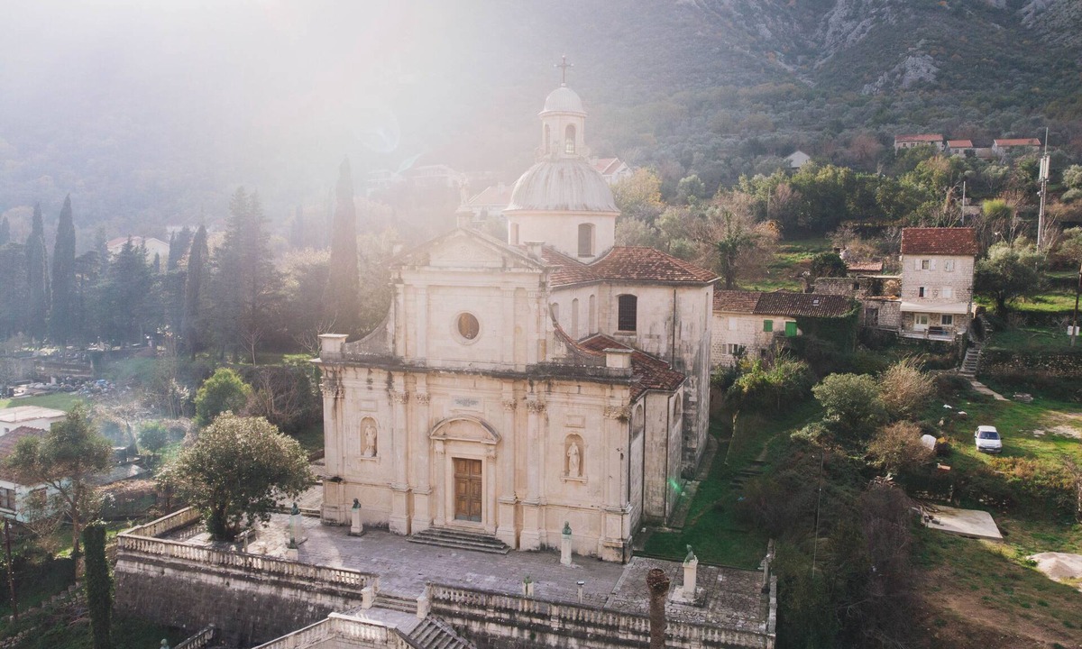 Prcanj House | Front line Cathedral house in the Bay of Kotor!