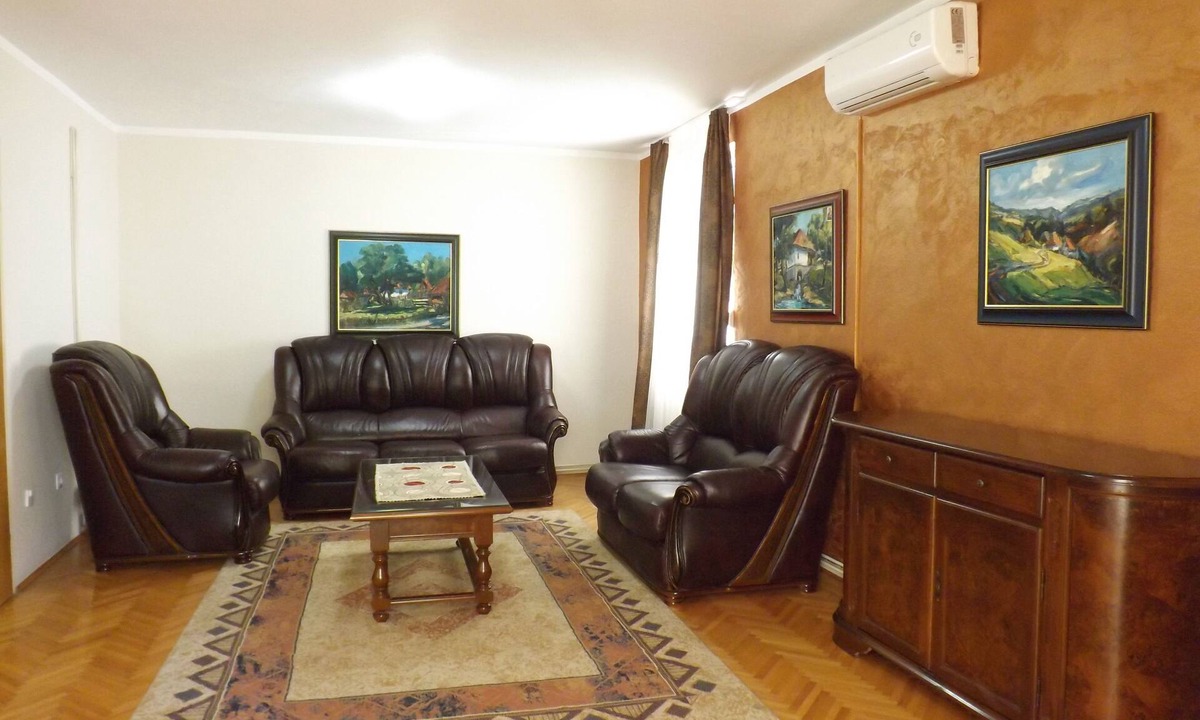 Lazi House | GARDEN APARTMENT with 3 bedrooms