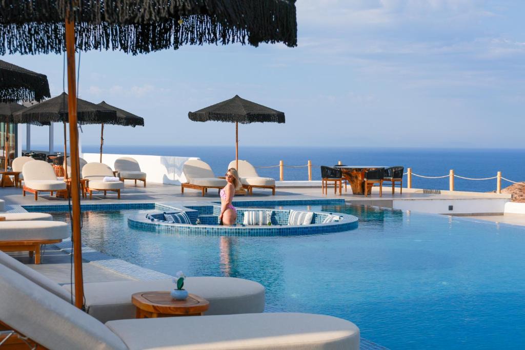 Kamari Hotel | Gold Diamond Luxury Suites Santorini