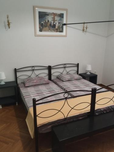 Athens Bed & Breakfast | Golden room 3