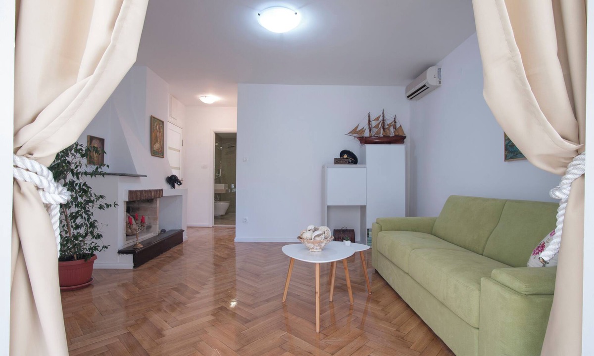 Centar Apartment | Green charming 1-bedroom apartment with AC in Budva center