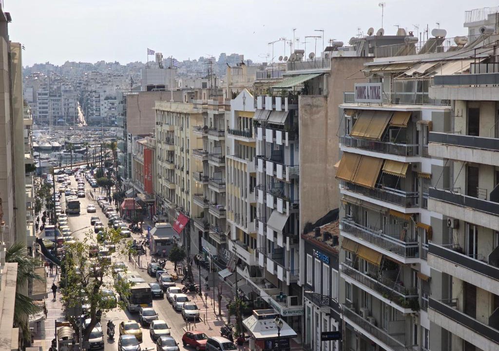 Piraeus House | GRI LAMBR - Room 2 - SHARED APARTMENT - Beautiful Views in The Center Of Piraeus