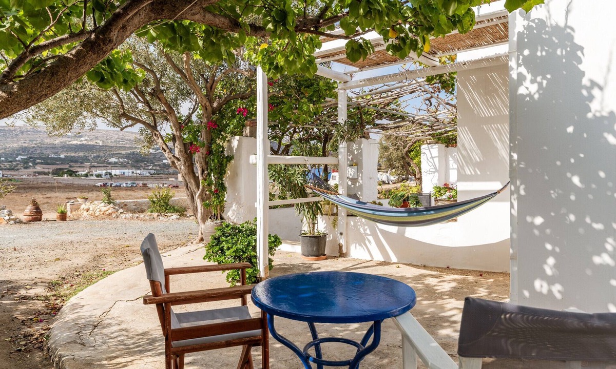 Paros House | Holiday Home 'Anastasia's house Ysterni' with Shared Garden & Wi-Fi