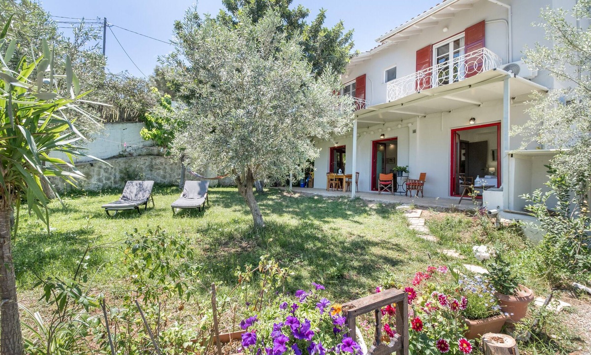 Katouna House | Holiday Home 'Cozy 2-bdrm-house with Garden' with Private Garden, Wi-Fi and Air Conditioning