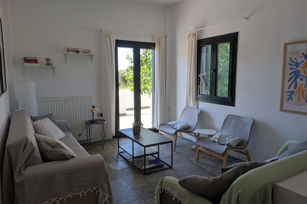 Kea House | Holiday Home 'The By The Sea' with Shared Garden, Balcony and Wi-Fi