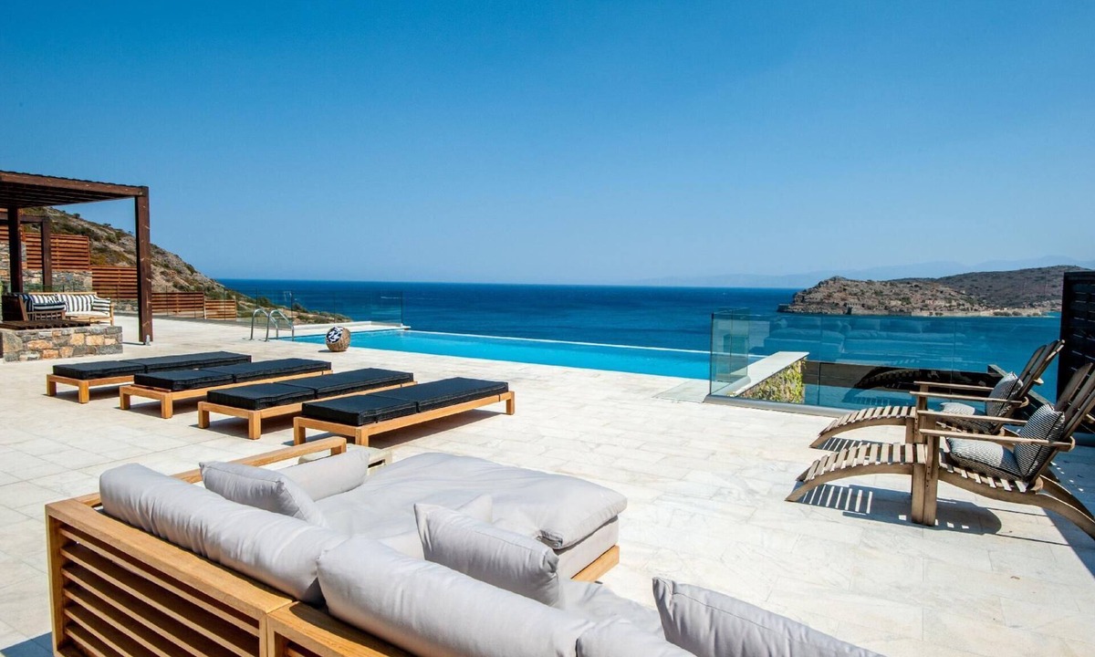 Plaka House | Holiday home "Villa Dimitra" with Infinity Pool
