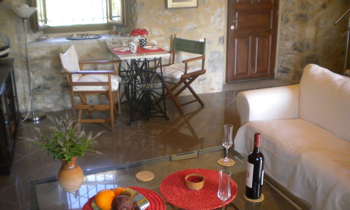 Fokiano House | Holiday Home With Garden in Leonidio