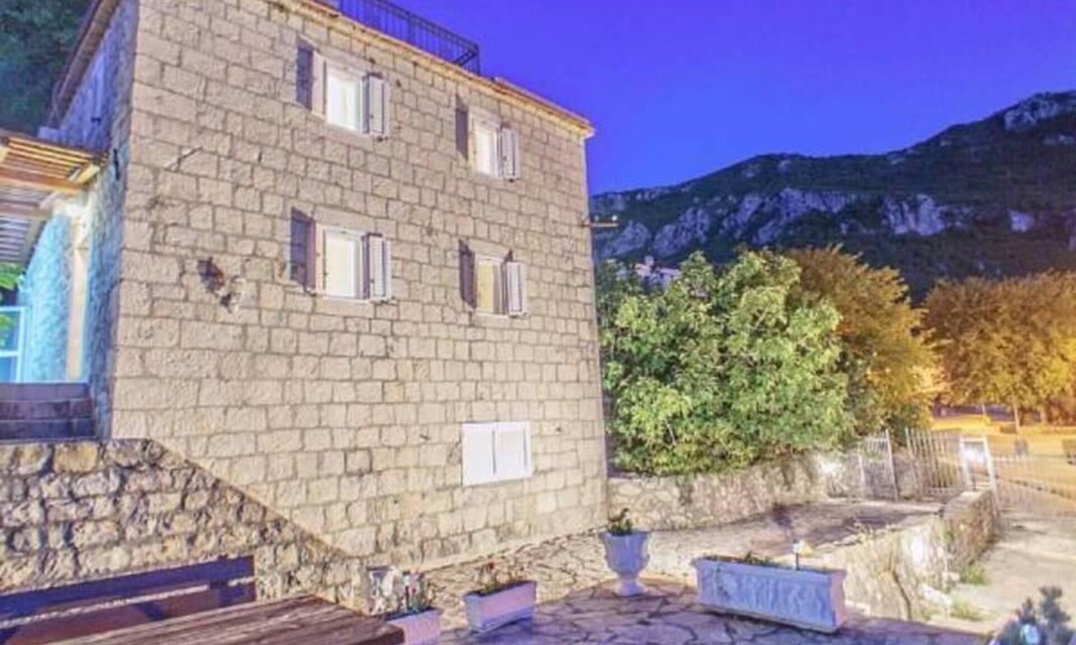 Kuljace House | Holiday villa with a view of the water