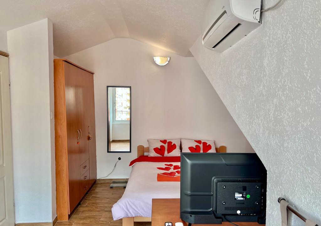 Rozino House | Homestay Mark - DOUBLE BED ROOM - shared bathroom
