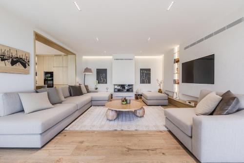 Shkoder Villa | Horizon Villa Luxurious Lakefront Retreat by PikHost