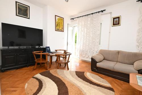 Donje Polje Hostel | Hostel Holiday Cetinje