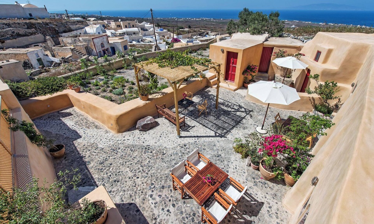 Kamari House | House in the traditional village of Finikia, 15min walk from Oia