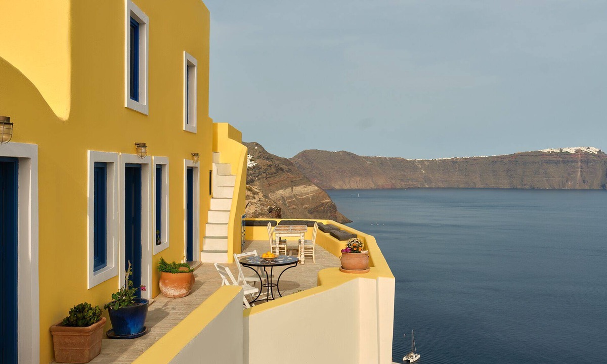 Oia Villa | Ilivatos - Elegant Villa on the Caldera's Edge