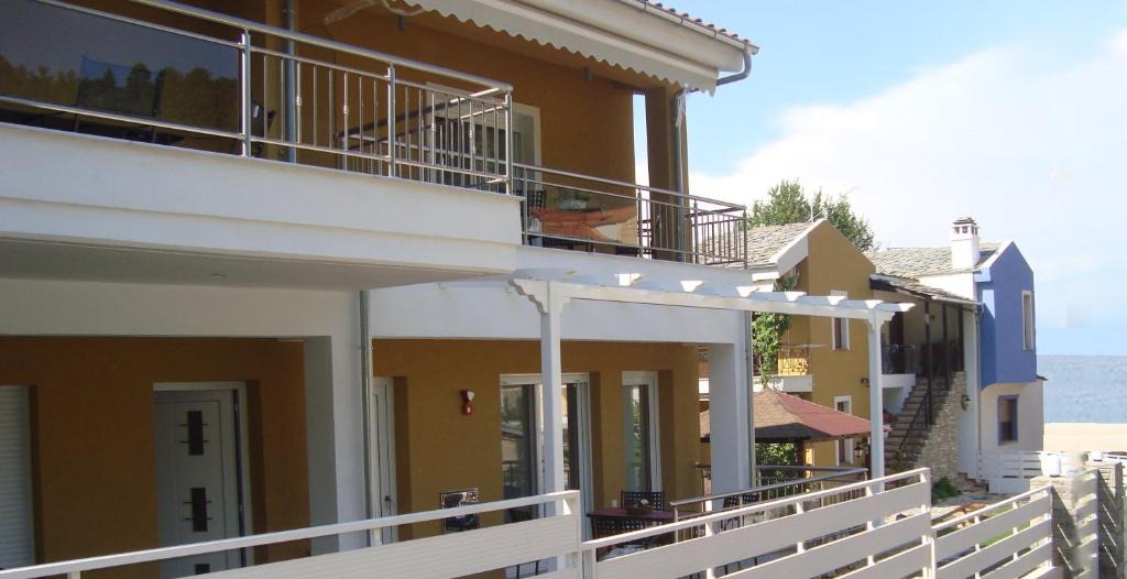 Chrisi Akti Apartment | Intra Mare