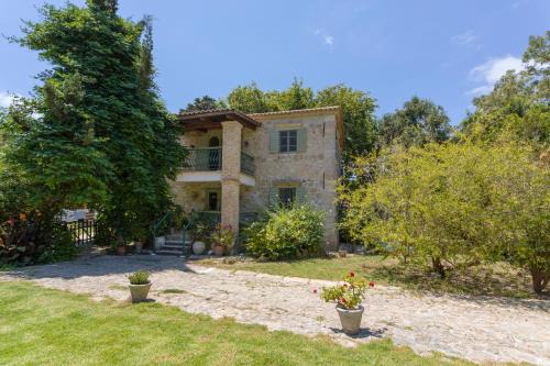 Ano Vasilikos House | Jianni's Villa - Stone Villa in the Greenery!