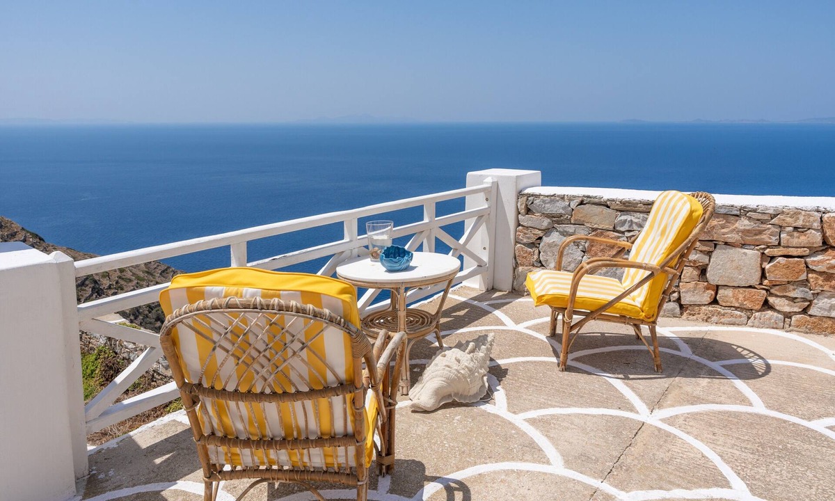 Sikinos House | Kimolos Apartment – Pet-Friendly with Sea View