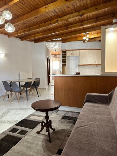 Kalavrita Apartment | Koutsogiannopoulos House