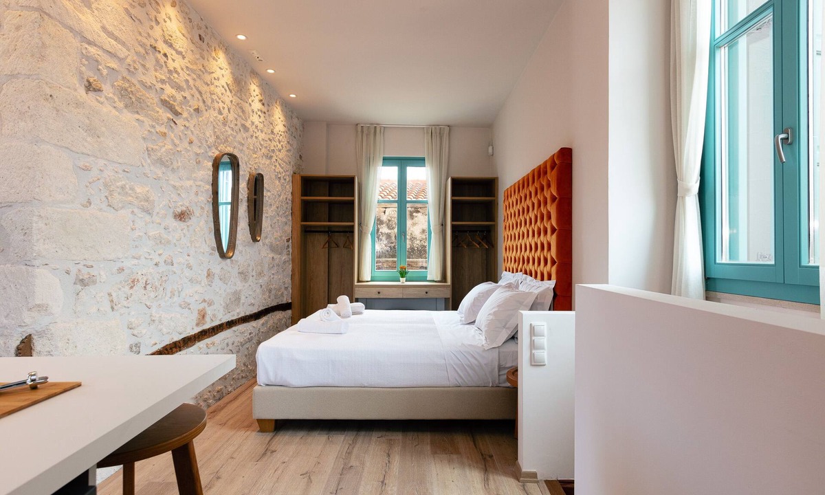Old Town Rethymnon Apartment | La Luna Della Loggia A3 Suite, Sensing the Beat of the Old Town!