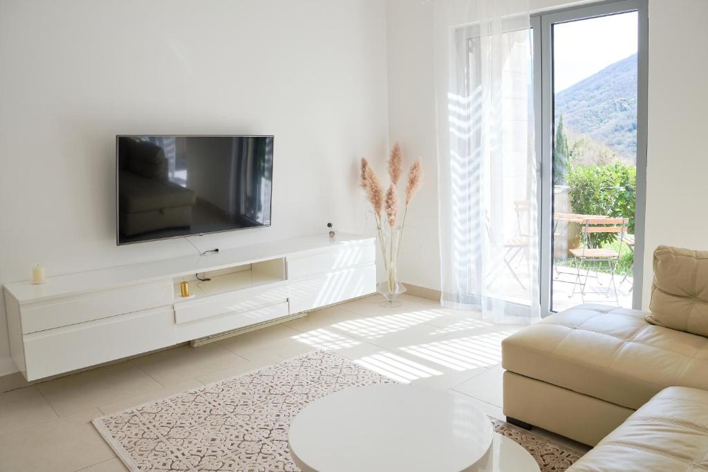Donji Morinj Apartment | Lavander Bay C03