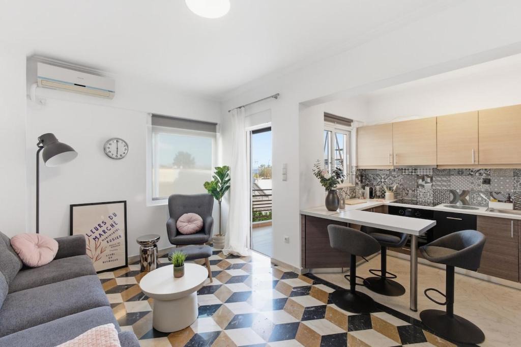 Varkiza Apartment | Le Bleu, Stylish Apartment steps from the Sea