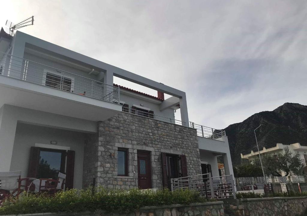 Poulithra Apartment | Light blue house 3 Apartments