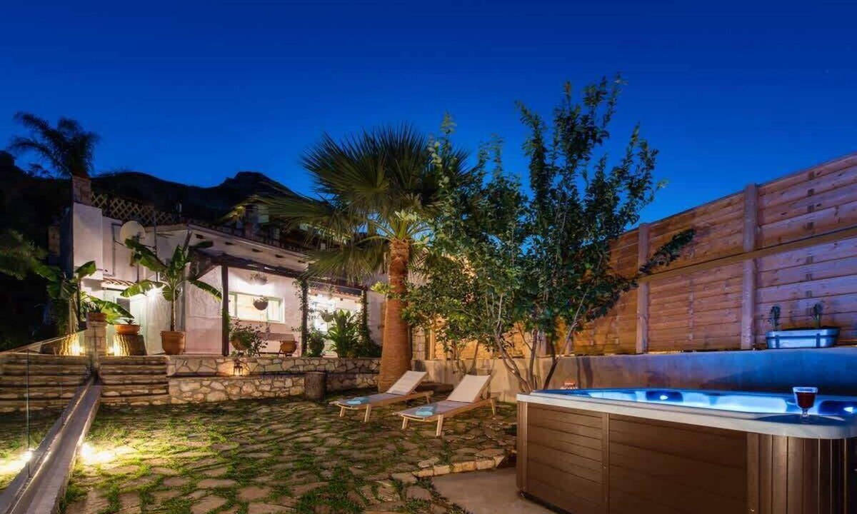 Xirokastello Villa | Loft Sea-View Cottage Outdoor 6-Seat Jacuzzi