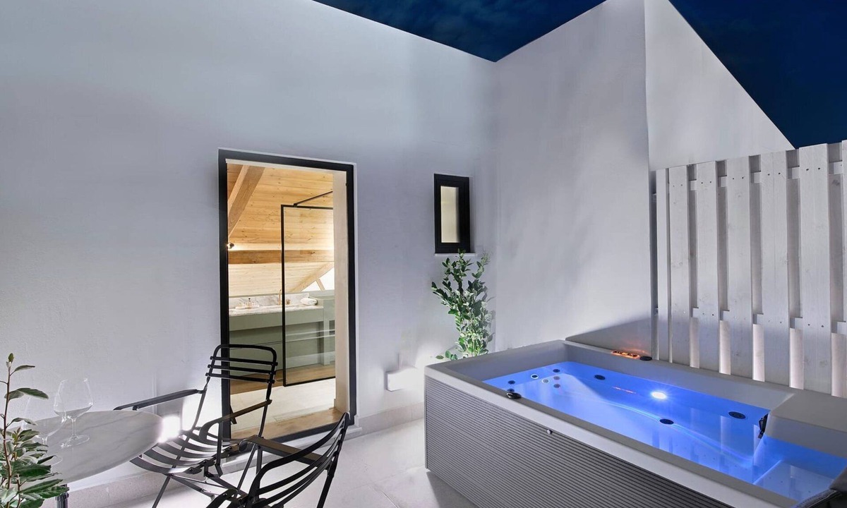 Psirri Villa | Lovely Athens Apartment | 1 Bedroom | Apartment Makarov | Balcony Views