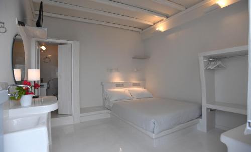 Tinos Town House | lucas rooms