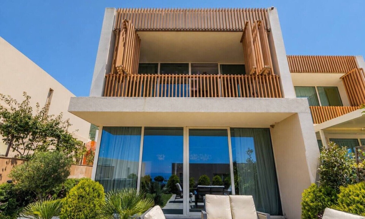 Jala Villa | Luxe Green Coast Villa | Jacuzzi & Free Buggy by PikHost